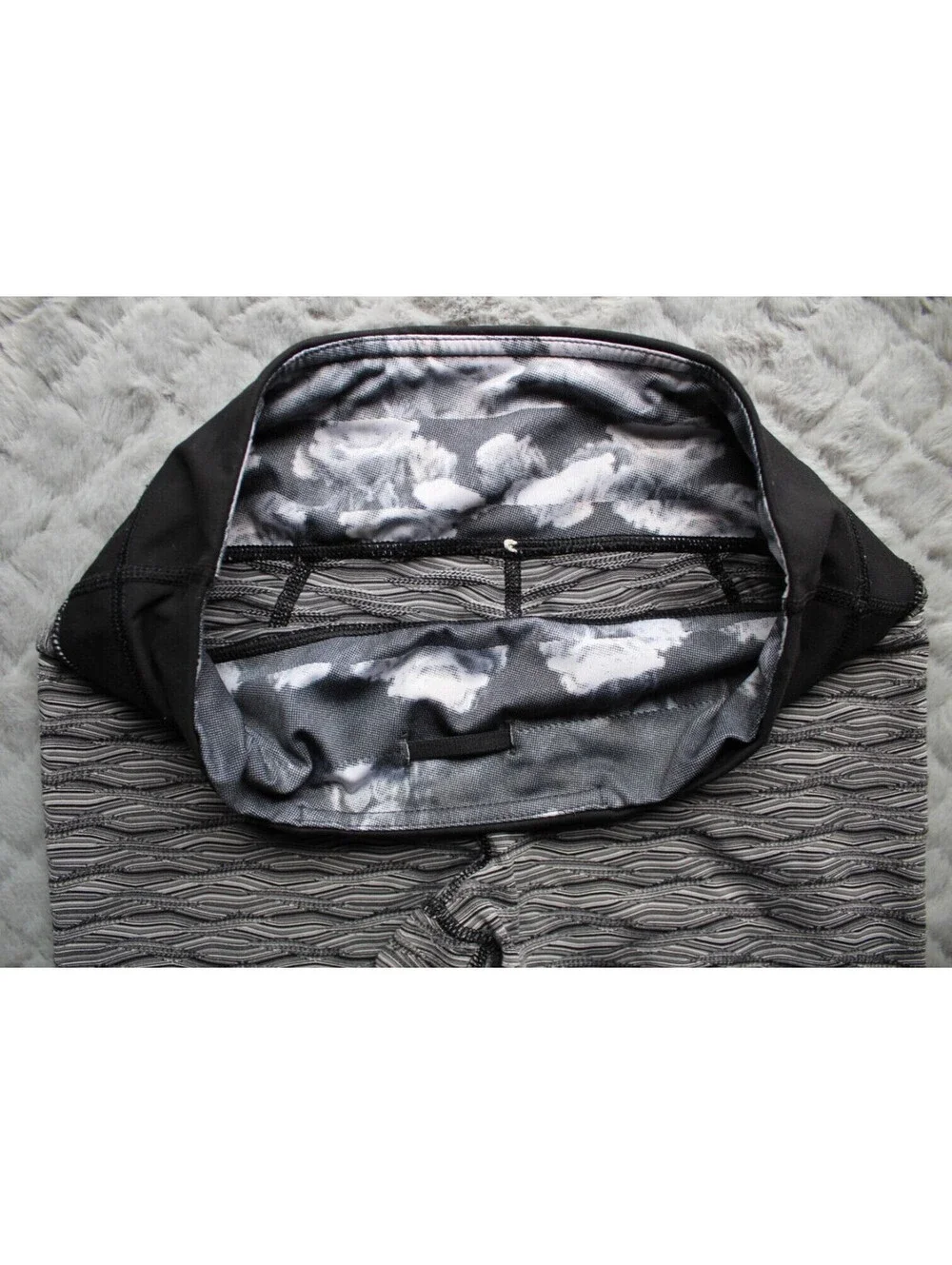 Lululemon  Black/Silver Textured Wave Run: Inspire Crop II All Luxtreme ~4~